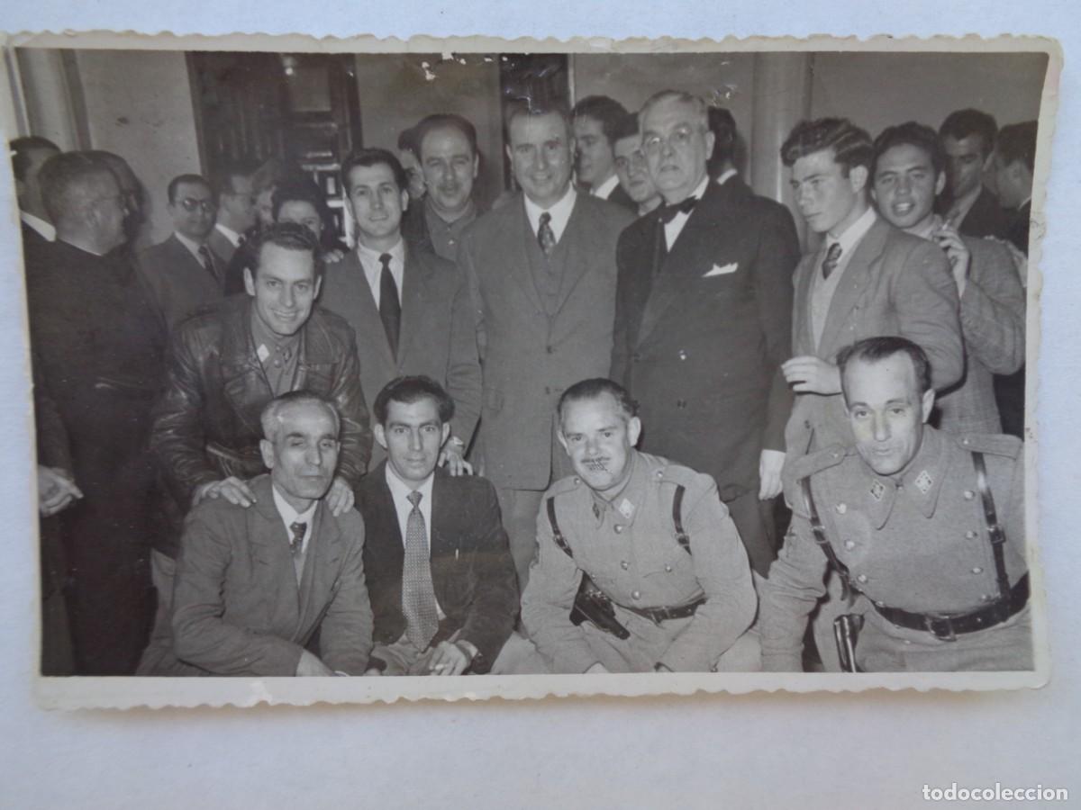 Fotografia antiga: POLICIA ARMADA : FOTO DE AGENTES CON SE&Ntilde;ORES . SEVILLA