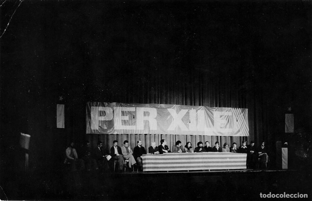 Fotograf&iacute;a antigua: 2 fotos. Jornadas charlas conferencias Per Xile, Por Chile. Mesa de debate. A&ntilde;os 70. az