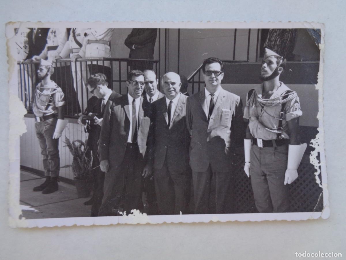 Fotograf&iacute;a antigua: LA LEGION : FOTO DE SE&Ntilde;ORES ENTRE DOS LEGIONARIOS GASTADORES