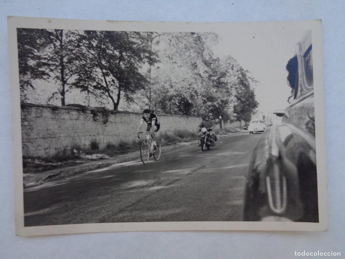 Fotograf&iacute;a antigua: FOTO DE CICLISMO : CICLISTA CON BICICLETA EN PLENA MARCHA Y DETRAS MOTORISTA . A&Ntilde;OS 50