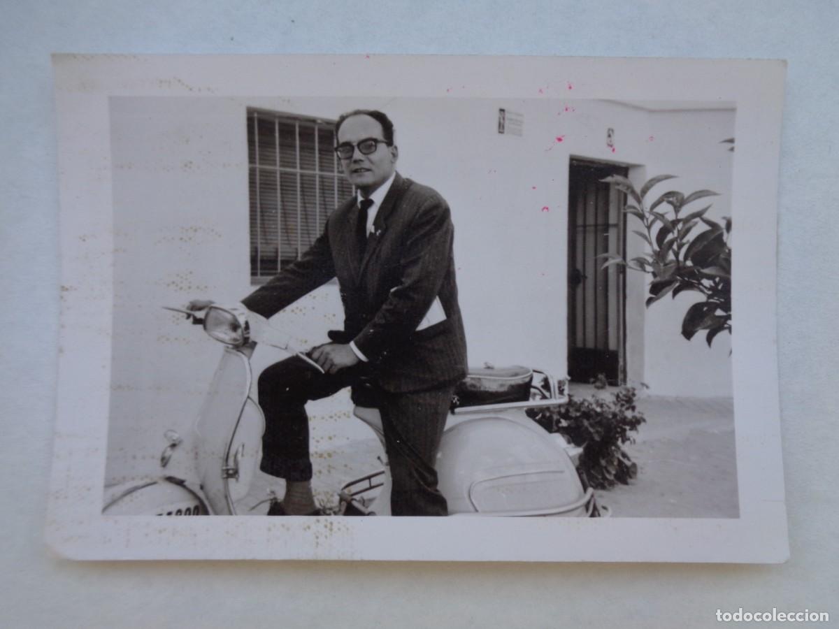 Fotograf&iacute;a antigua: FOTO DE HOMBRE EN MOTO VESPA , 1964