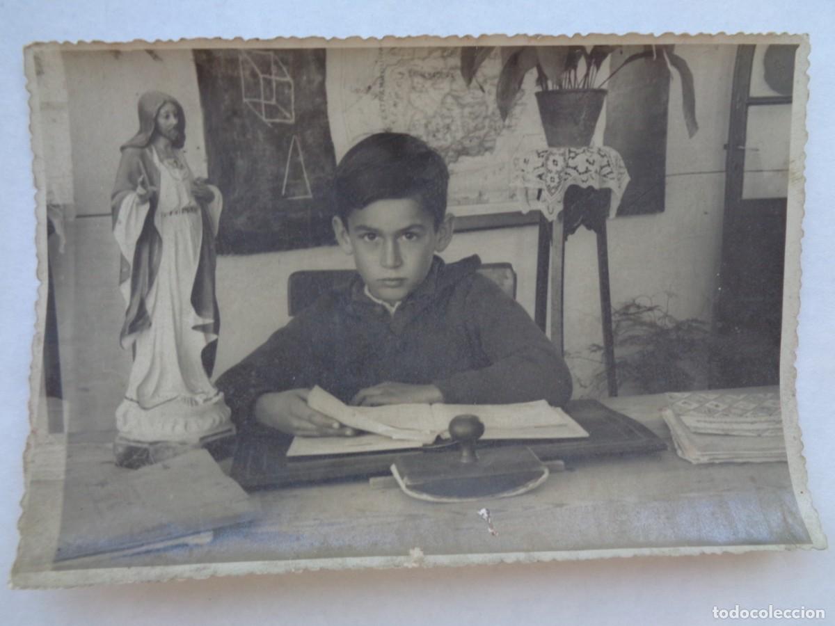 Fotograf&iacute;a antigua: FOTO ESCOLAR : NI&Ntilde;O CON LIBRO E IMAGEN DEL SAGRADO CORAZON .. TROQUELADA DE 11 X 17 CM