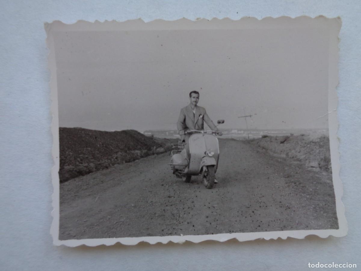 Fotograf&iacute;a antigua: FOTO DE HOMBRE EN UNA MOTO VESPA