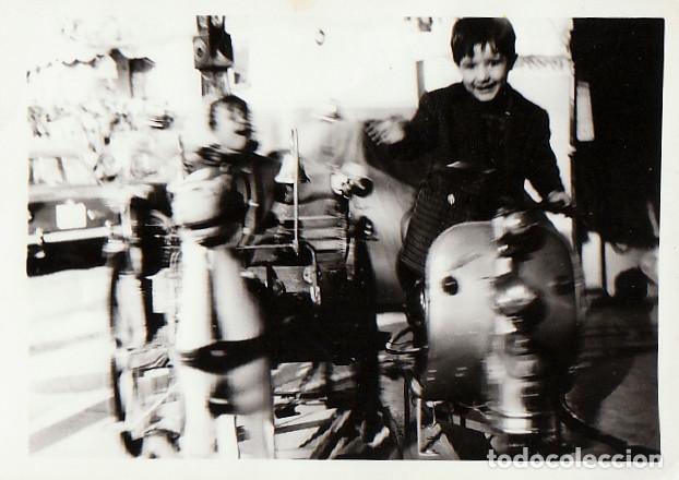 Fotograf&iacute;a antigua: 2 fotos. Ni&ntilde;os en la feria. Vespa en el carrusel. A&ntilde;os 60 az