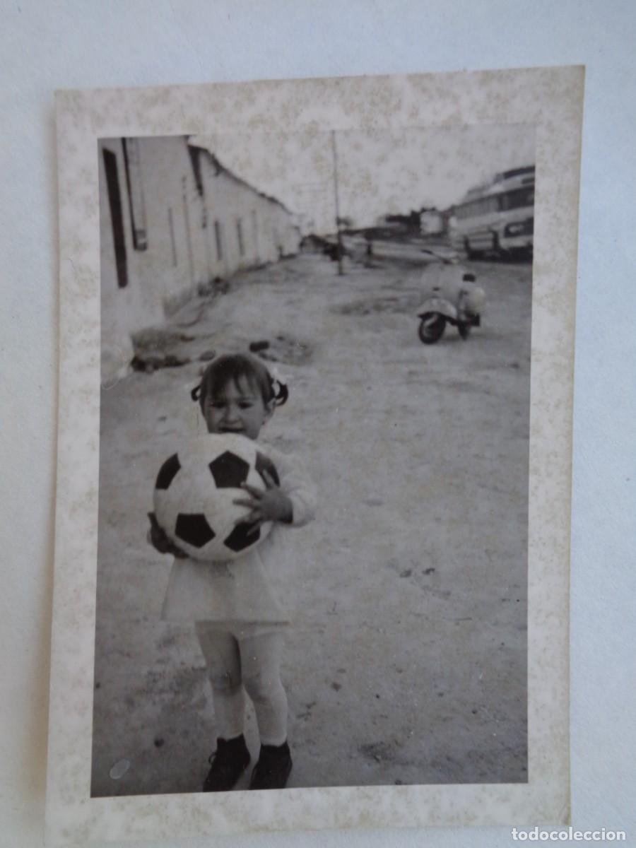 Fotograf&iacute;a antigua: FOTO DE NI&Ntilde;A CON PELOTA, DETRAS UNA MOTO VESPA Y UN AUTOBUS