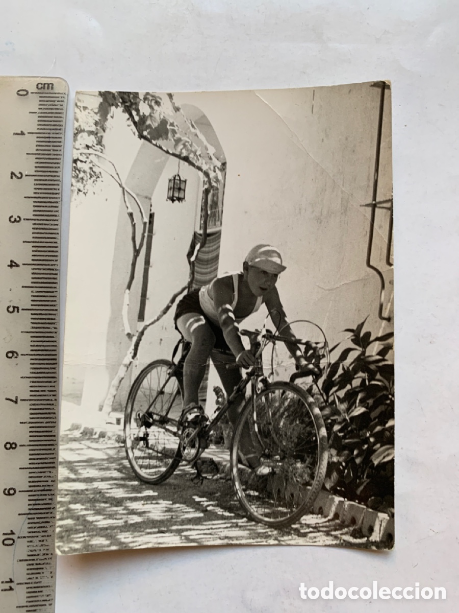 Fotograf&iacute;a antigua: FOTO. JOVEN PROMESA DEL MUNDO DEL CICLISMO. CON TODO SU EQUIPO. FOT&Oacute;GRAFO?.
