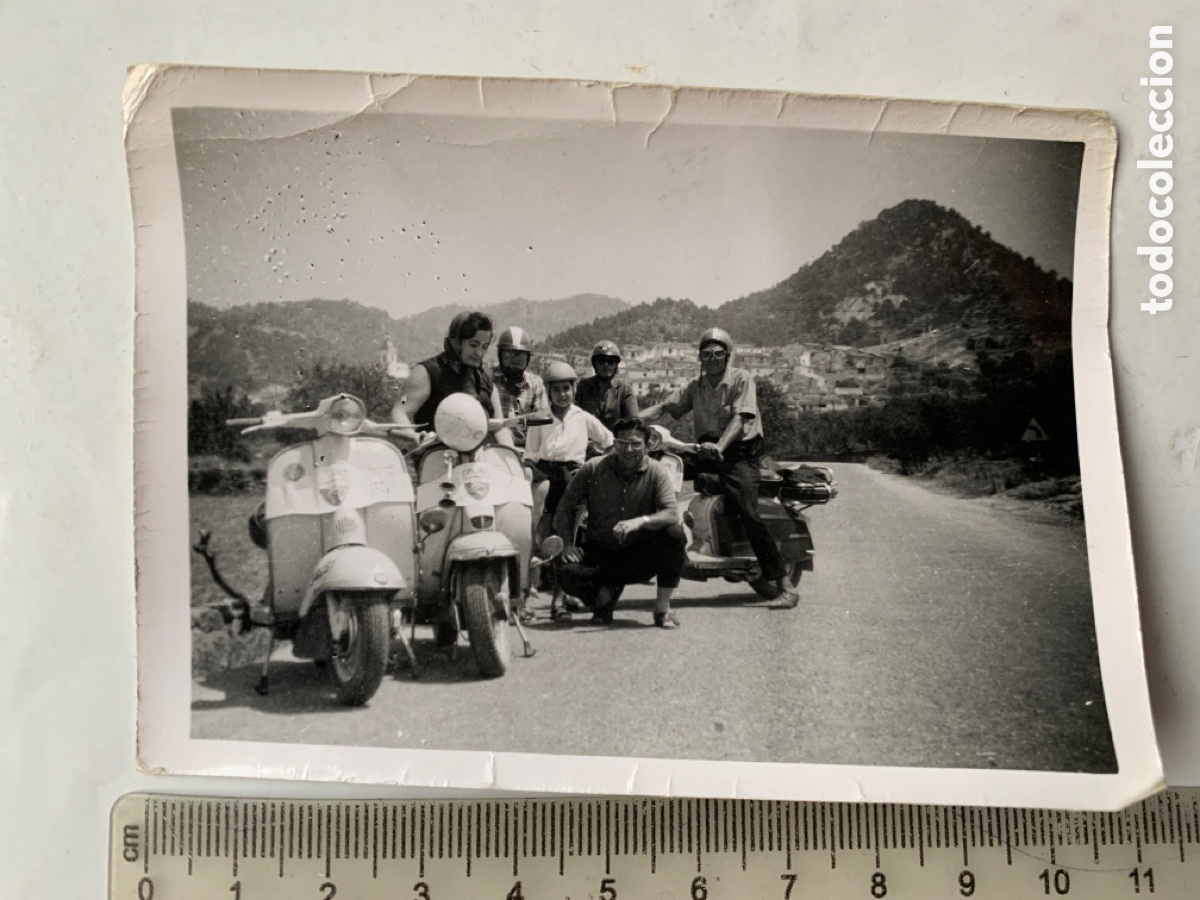 Fotograf&iacute;a antigua: FOTO. GRUPO DE AMIGOS DE EXCURSION CON SUS VESPA. FOT&Oacute;GRAFO?.