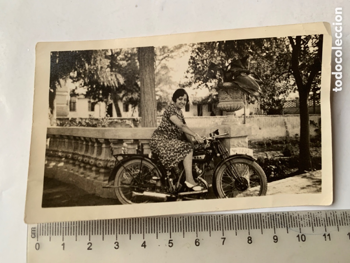 Fotograf&iacute;a antigua: FOTO. CON VESTIDO MONTADA EN LA MOTO EN EL PARQUE. FOT&Oacute;GRAFO?.