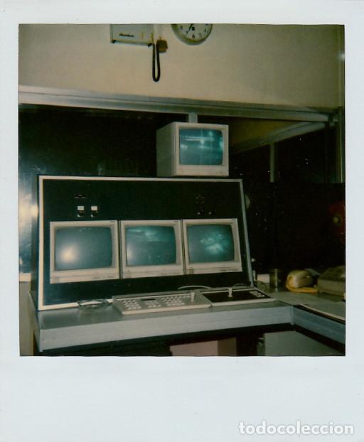 Fotografia antiga: Foto de Polaroid. Sala con ordenadores antiguos. Aeropuerto? A&ntilde;os 70-80 az