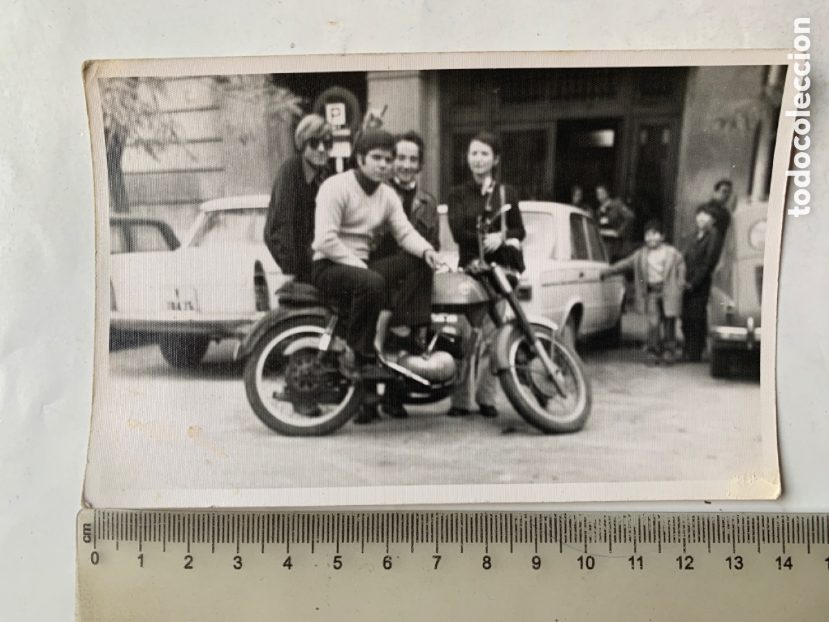 Fotograf&iacute;a antigua: FOTO. ENSE&Ntilde;ANDO A LOS AMIGOS LA MOTO MONTESA. FOT&Oacute;GRAFO?.