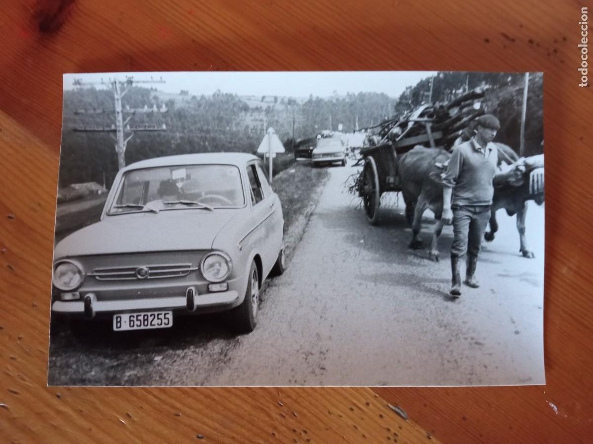 Fotograf&iacute;a antigua: SEAT 850 y CARRO / FOTO ANTIGUA EN BLANCO Y NEGRO - A&Ntilde;OS 60 - ESPA&Ntilde;A - COCHE CL&Aacute;SICO