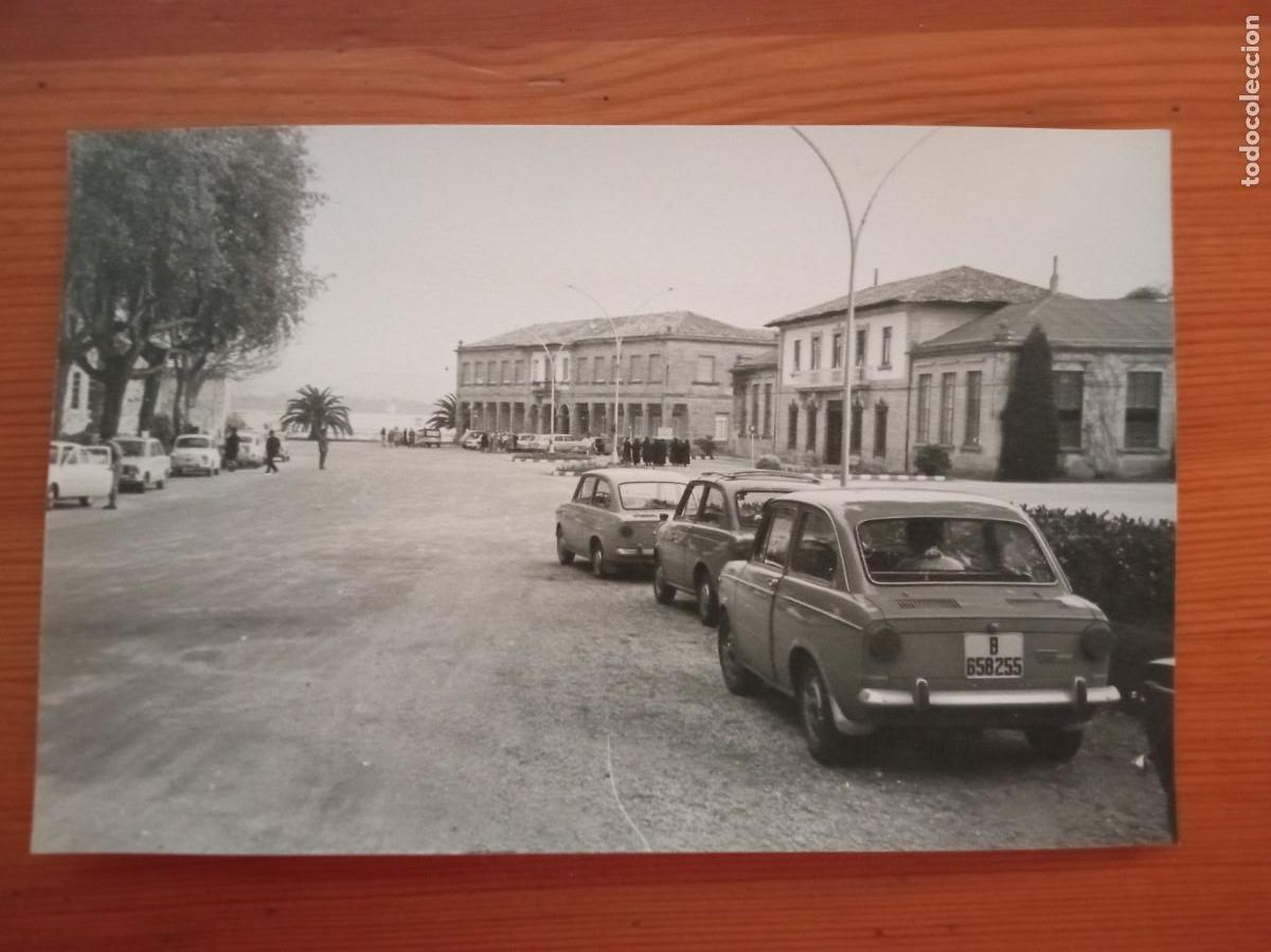 Fotograf&iacute;a antigua: SEAT 850 y MAS COCHES/ FOTO ANTIGUA EN BLANCO Y NEGRO - A&Ntilde;OS 60 - ESPA&Ntilde;A - COCHE CL&Aacute;SICO