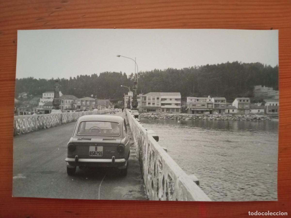 Fotograf&iacute;a antigua: SEAT 850 EN PUENTE/ FOTO ANTIGUA EN BLANCO Y NEGRO - A&Ntilde;OS 60 - ESPA&Ntilde;A - COCHE CL&Aacute;SICO