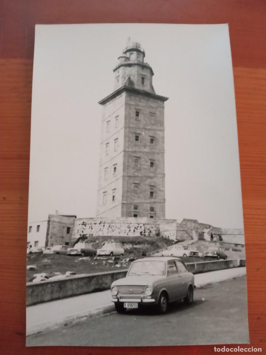 Fotograf&iacute;a antigua: SEAT 850 y FARO/ FOTO ANTIGUA EN BLANCO Y NEGRO - A&Ntilde;OS 60 - ESPA&Ntilde;A - COCHE CL&Aacute;SICO