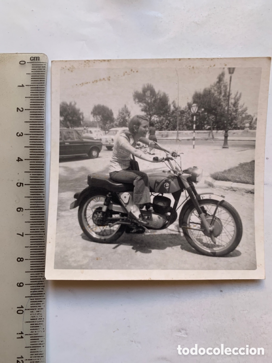 Fotograf&iacute;a antigua: FOTO. CONDUCE BIEN LA MOTO MONTESA. FOT&Oacute;GRAFO?.