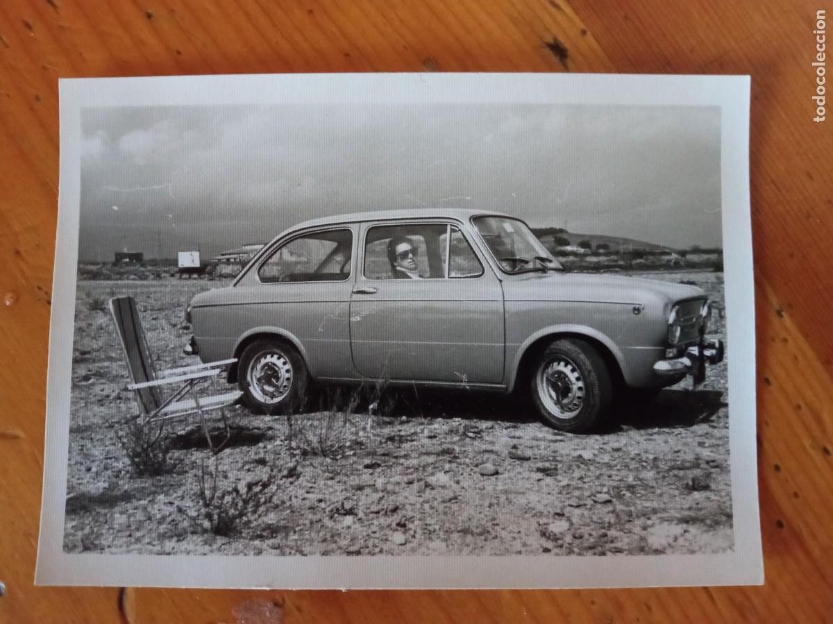 Fotograf&iacute;a antigua: SEAT 850 Y MUJER/ FOTO ANTIGUA EN BLANCO Y NEGRO - A&Ntilde;OS 60 - ESPA&Ntilde;A - COCHE CL&Aacute;SICO