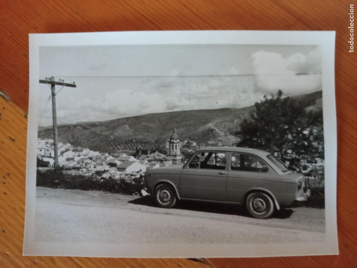 Fotograf&iacute;a antigua: SEAT 850 Y PUEBLO/ FOTO ANTIGUA EN BLANCO Y NEGRO - A&Ntilde;OS 60 - ESPA&Ntilde;A - COCHE CL&Aacute;SICO