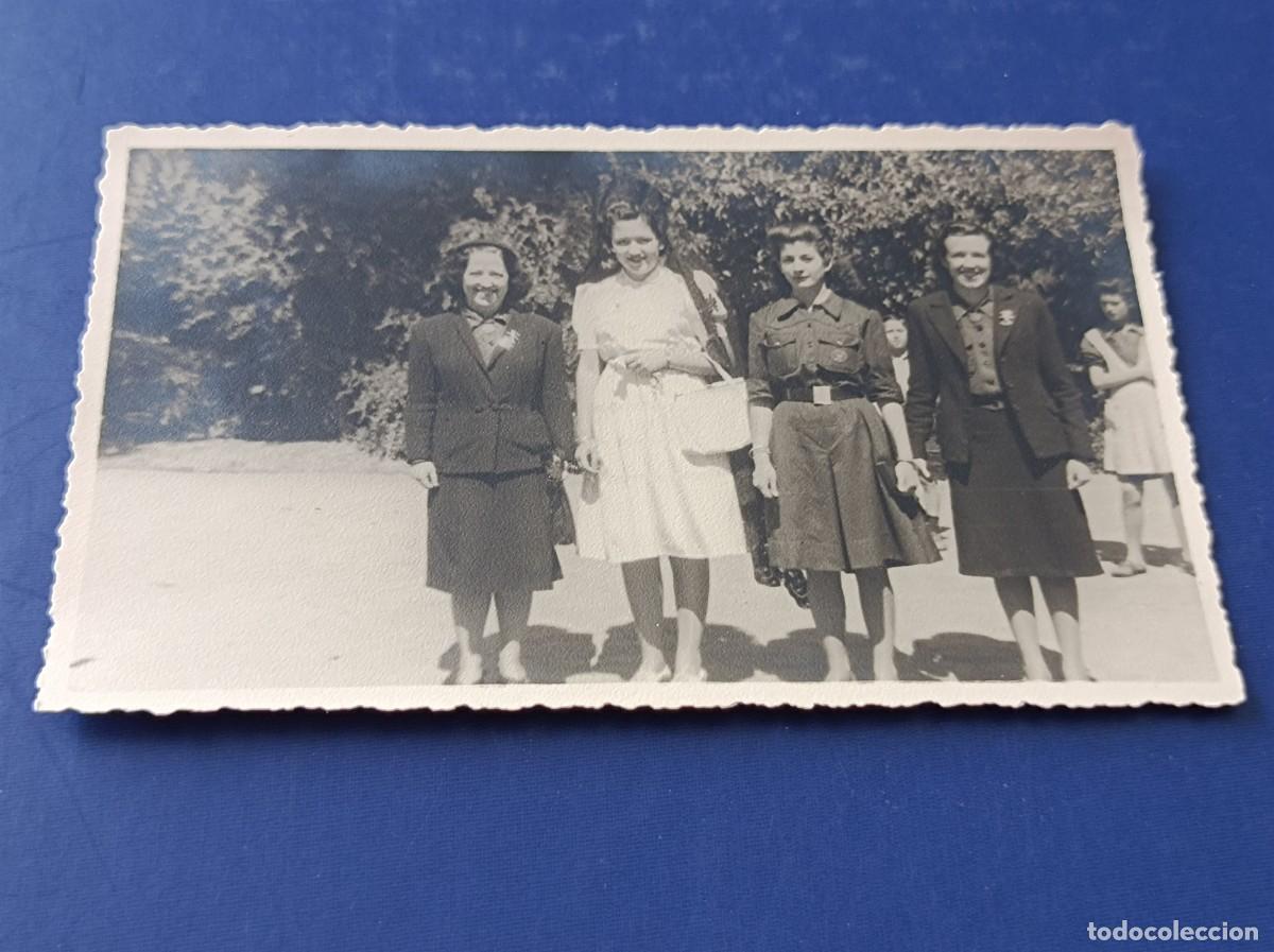 Fotograf&iacute;a antigua: FOTOGRAF&Iacute;A SECCI&Oacute;N FEMENINA DE FALANGE - ESCRITO D&Iacute;A DE LA VICTORIA 1944