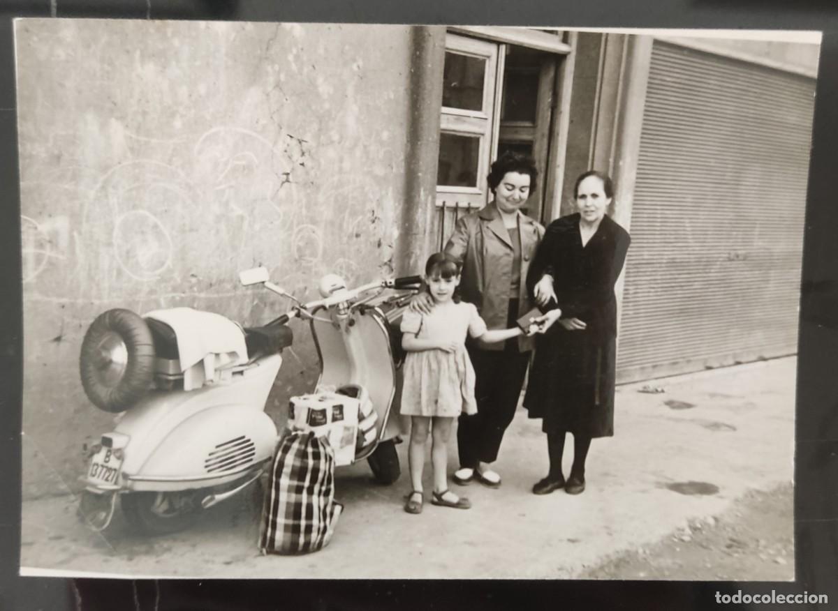Fotograf&iacute;a antigua: Foto mujeres y ni&ntilde;a vespa (parece vespa vna 125cc) 1960