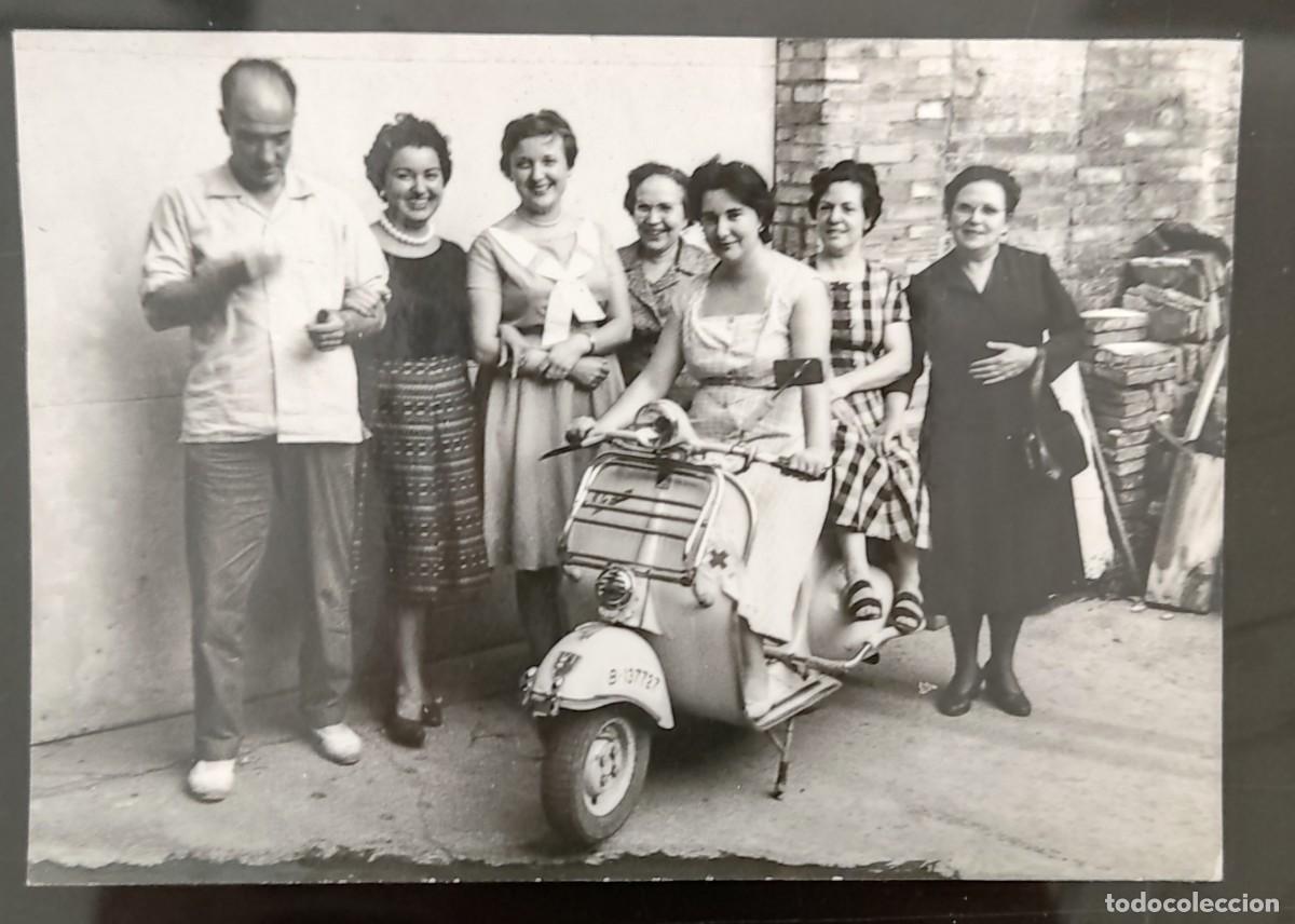 Fotograf&iacute;a antigua: Foto familia y mujeres montada sobre vespa a&ntilde;os 50-60-70
