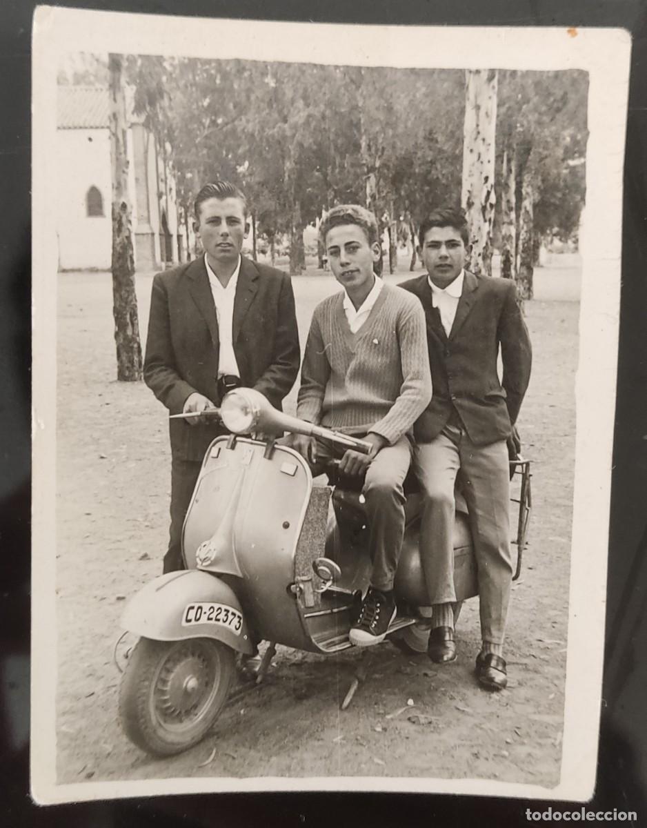 Fotograf&iacute;a antigua: Foto jovenes vespa scooter a&ntilde;os 50-60