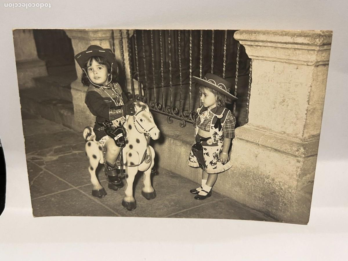 Fotografia antiga: FOTOGRAF&Iacute;A. CUBA. NI&Ntilde;AS DISFRAZADAS DE VAQUERAS CON UN CABALLITO DE JUGUETE