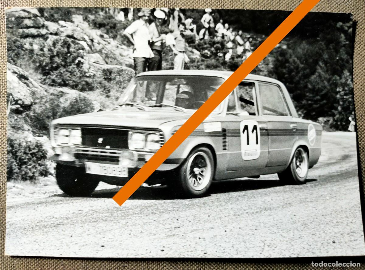 Fotograf&iacute;a antigua: Antigua fotograf&iacute;a. Coche Seat 1430 Rally Rias Baixas. Piloto Humberto Rodr&iacute;guez. A&ntilde;os 70.