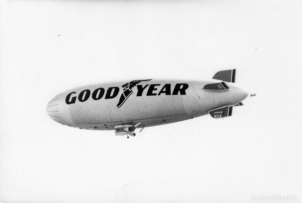 Fotografia antiga: Curiosa foto. Dirigible, Zeppelin con publicidad de Good Year. A&ntilde;os 70?. az