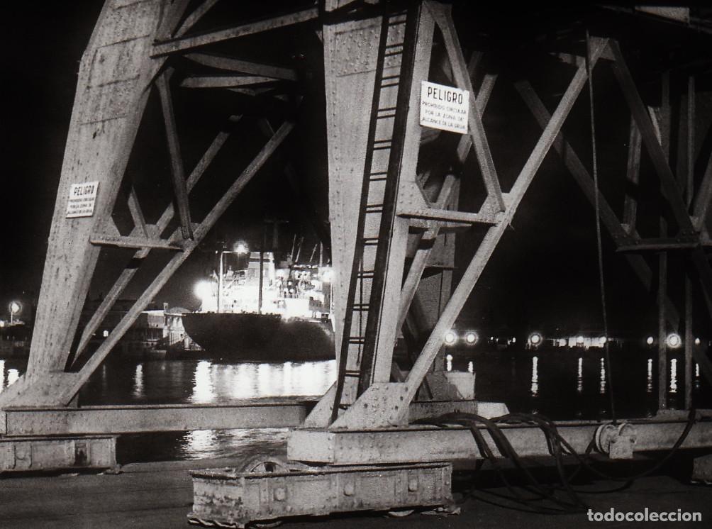 Photographie ancienne: Gran tama&ntilde;o. Nocturna. Antigua grua y barco puerto Valencia. Cartel prohibido circular.. A&ntilde;os 80 az