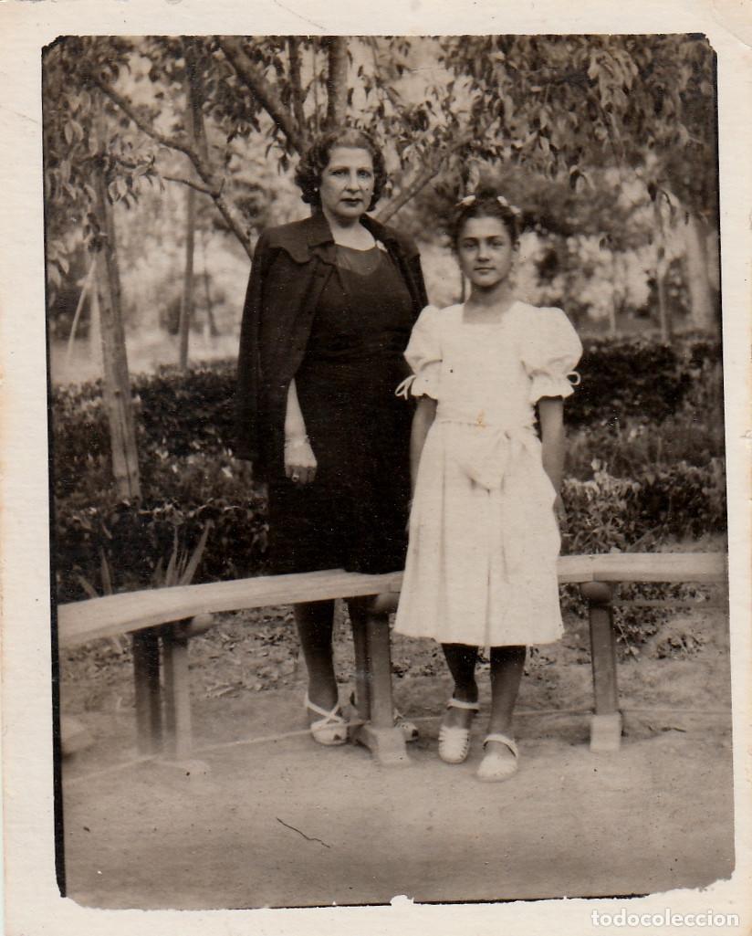 Photographie ancienne: Minutero. Dama y joven en el jard&iacute;n. A&ntilde;os 40 az