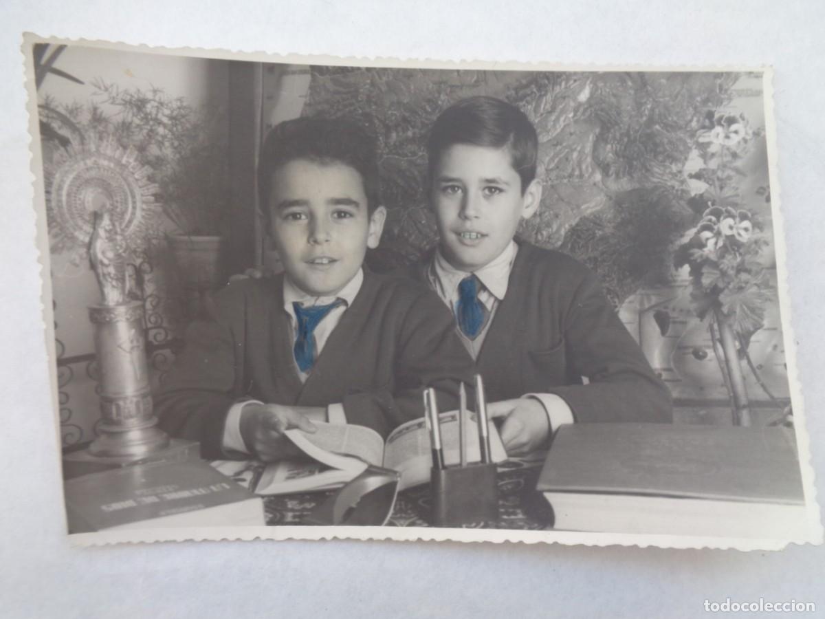 Fotograf&iacute;a antigua: FOTO ESCOLAR : NI&Ntilde;OS ( HERMANOS ) CON LIBRO, IMAGEN DE LA VIRGEN DEL PILAR Y MAPA DETRAS . 1944