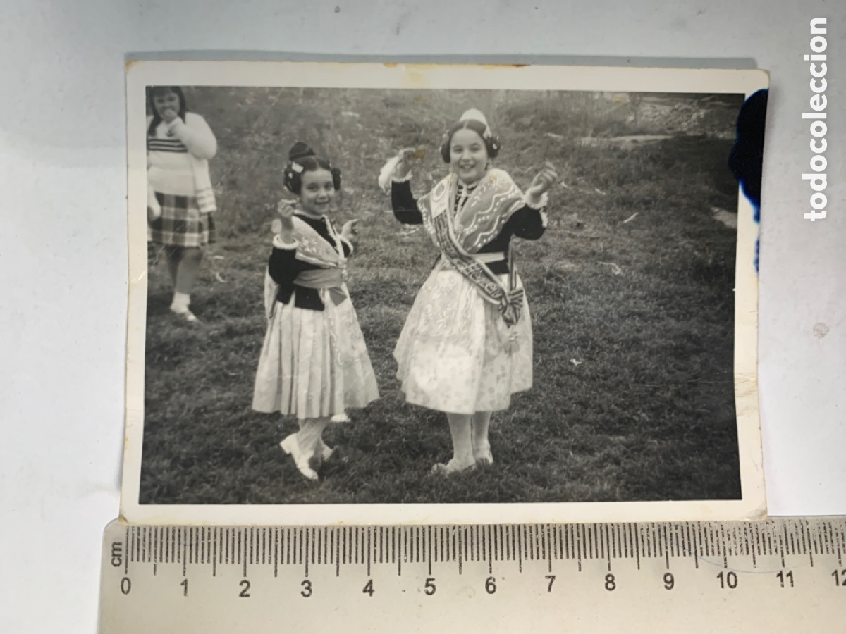 Fotograf&iacute;a antigua: FOTO. NI&Ntilde;AS FALLERAS, BAILANDO LA JOTA VALENCIANA. FOT&Oacute;GRAFO?.