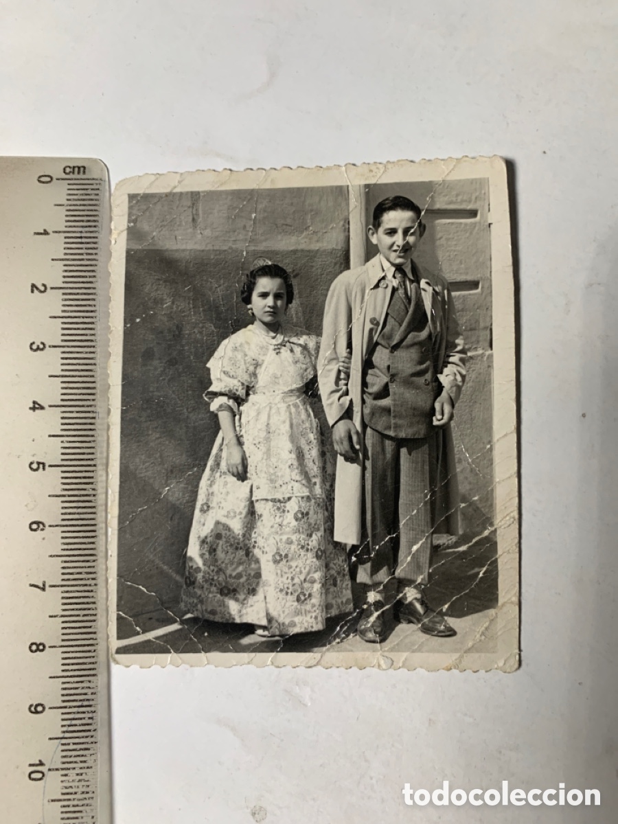 Fotograf&iacute;a antigua: FOTO. NI&Ntilde;A VESTIDA DE FALLERA Y JOVEN ACOMPA&Ntilde;ANTE. FOT&Oacute;GRAFO?.