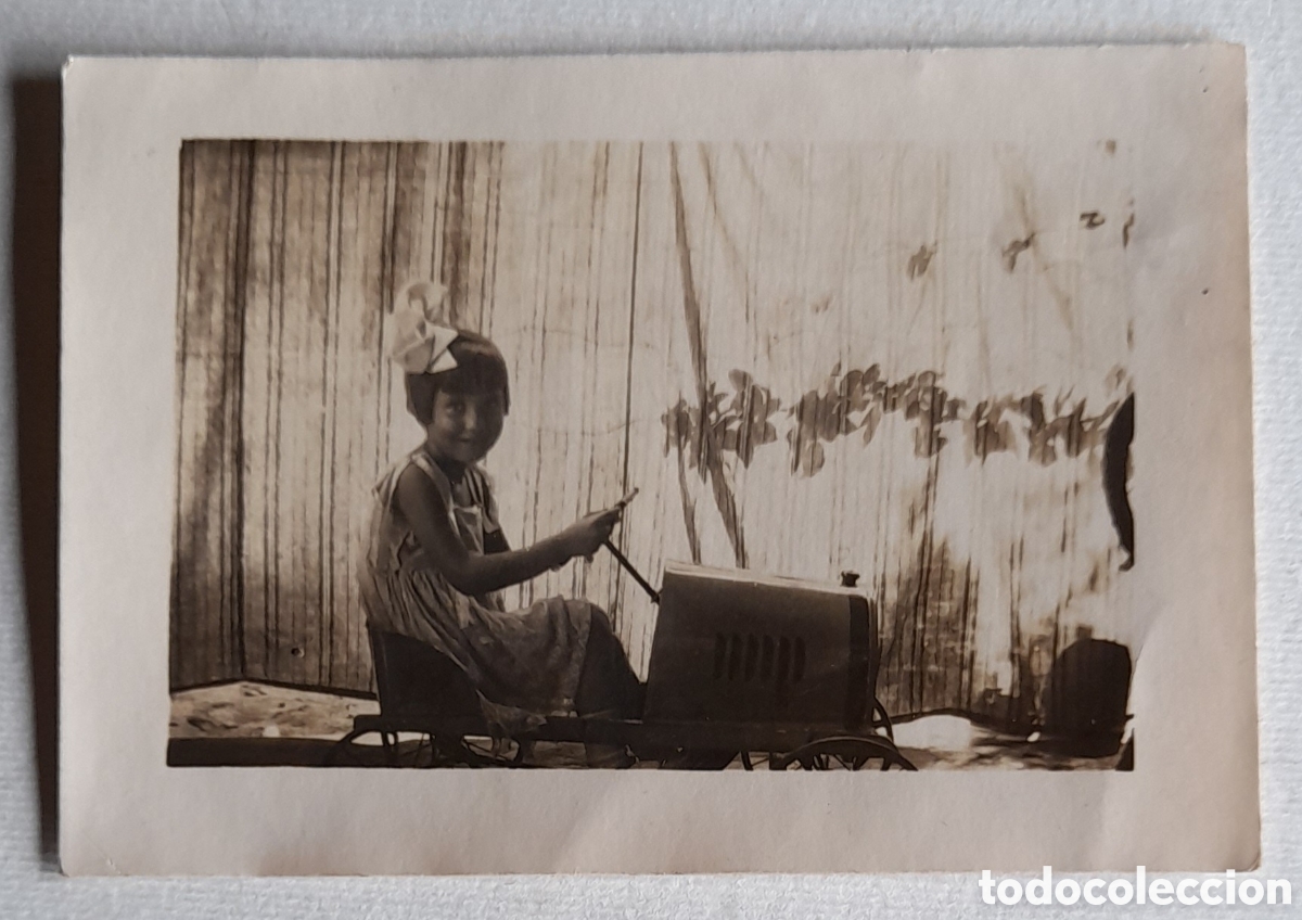 Fotograf&iacute;a antigua: Foto de ni&ntilde;a en tractor de juguete. Con dedicatoria. A&ntilde;os 20s.