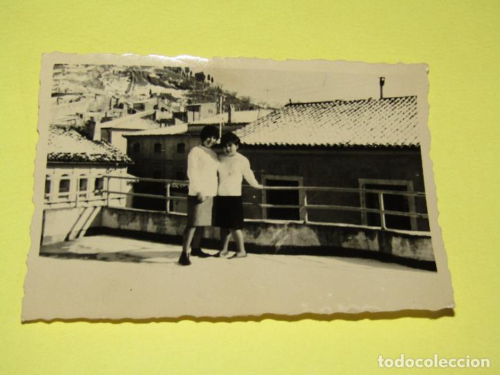 Antique Photography: Antigua Fotograf&iacute;a Se&ntilde;oritas en Terraza Enfrente del Ayuntamiento y Banco Central de IBI A&ntilde;os 1950s.