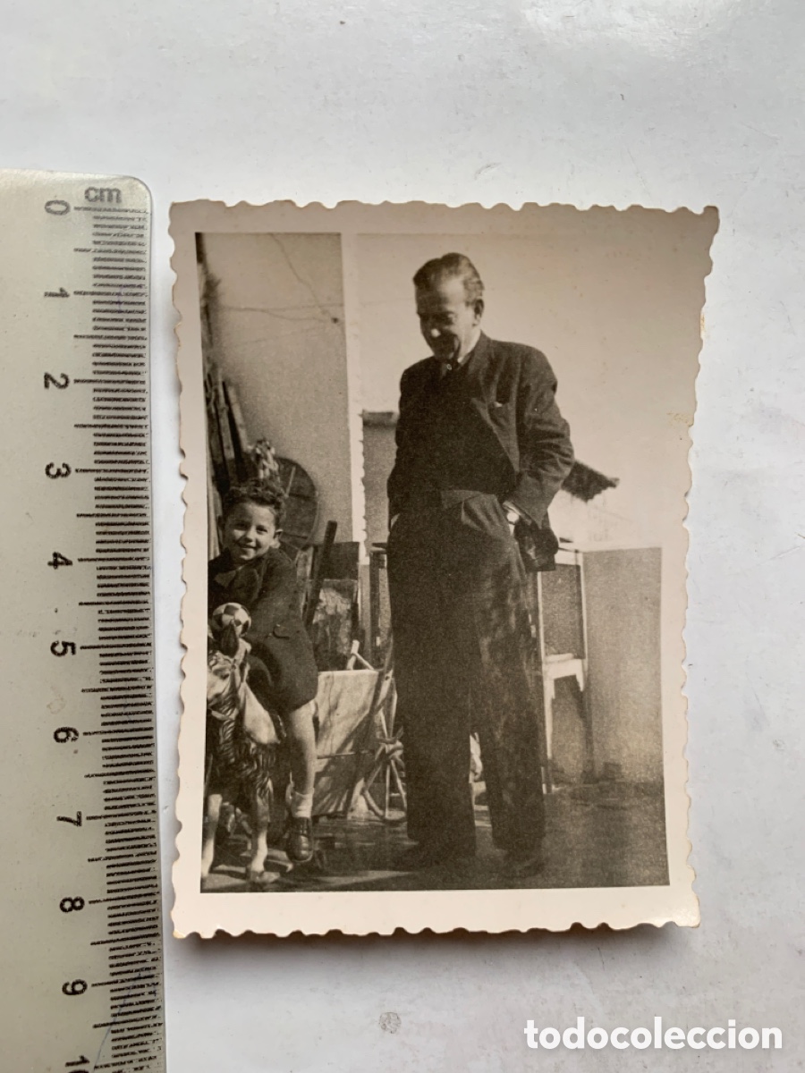 Alte Fotografie: FOTO. NI&Ntilde;O CON CABALLITO Y CARRO BAJO LA ATENTA MIRADA DEL ABUELO. FOT&Oacute;GRAFO?.
