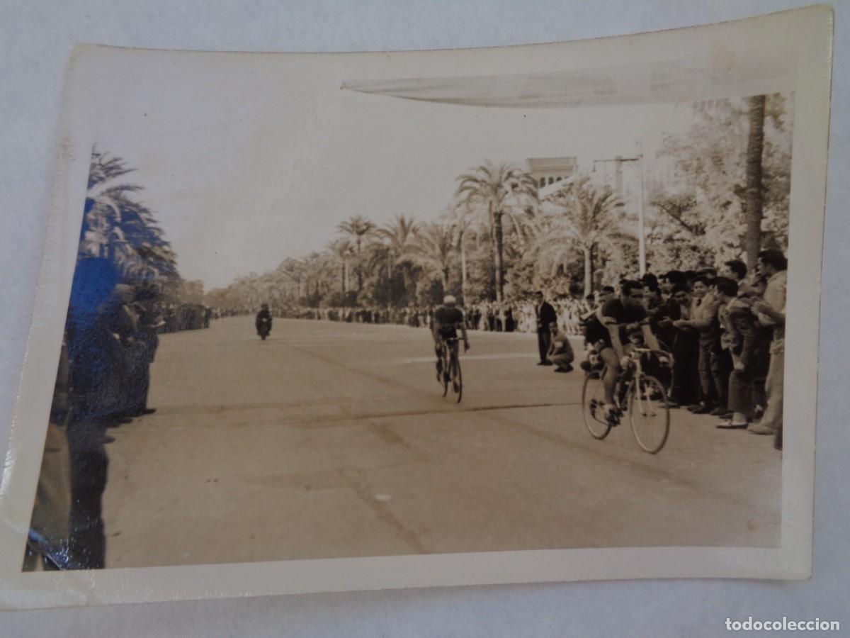 Fotograf&iacute;a antigua: CICLISMO : FOTO DE CICLISTAS CON BICICLETA EN PLENA MARCHA POR AVENIDA DE LA PALMERA DE SEVILLA