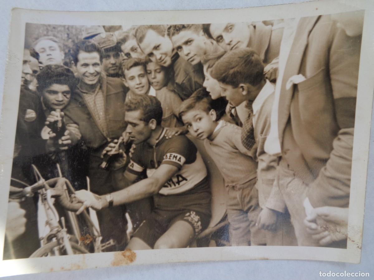 Fotograf&iacute;a antigua: CICLISMO : FOTO DE CICLISTA CON BICICLETA BEBIENDO UNA COCA-COLA