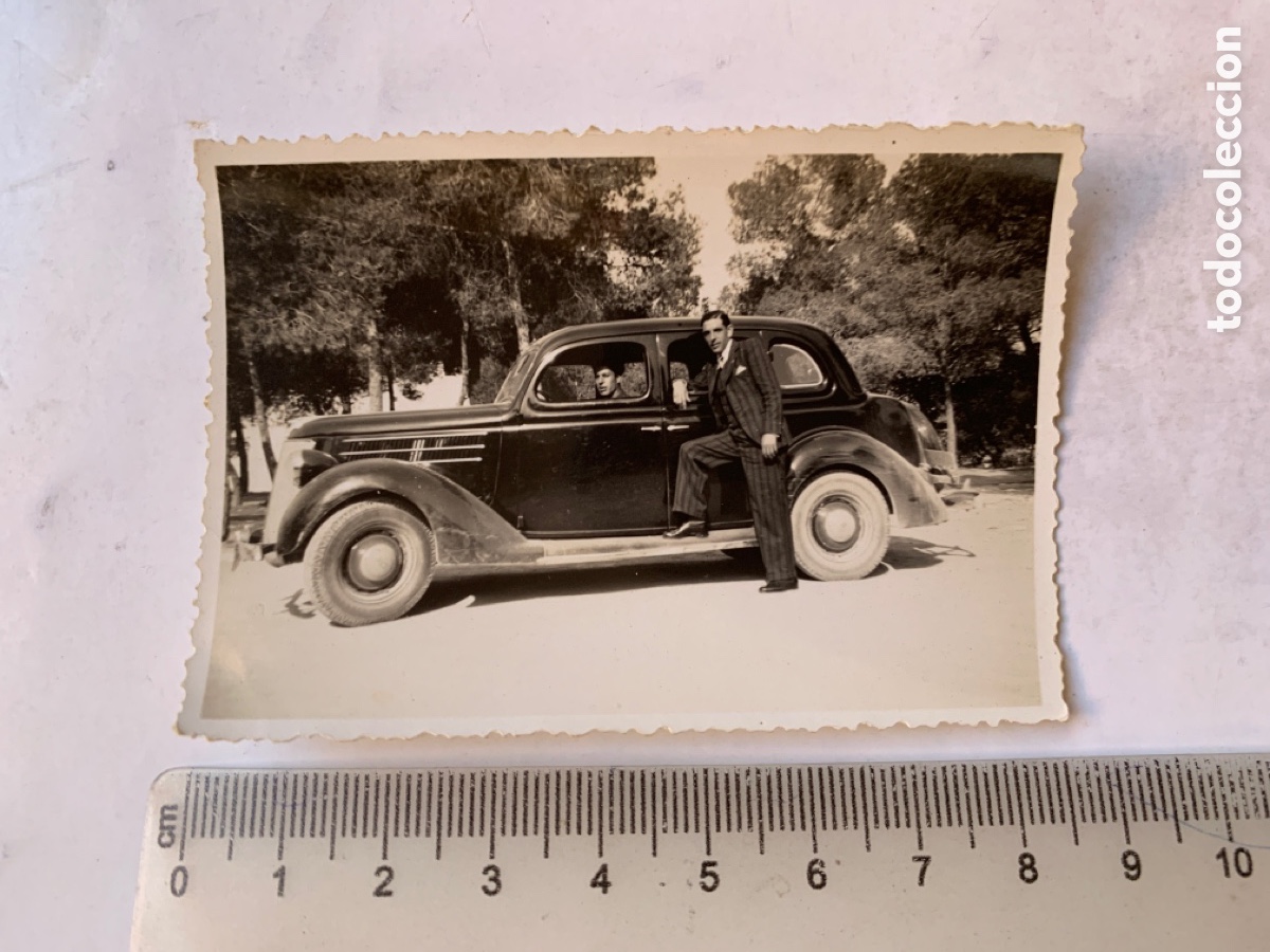 Fotograf&iacute;a antigua: FOTO. FORD 1935. CON SU TRAJE DE G&Aacute;NSTER. FOT&Oacute;GRAFO?.