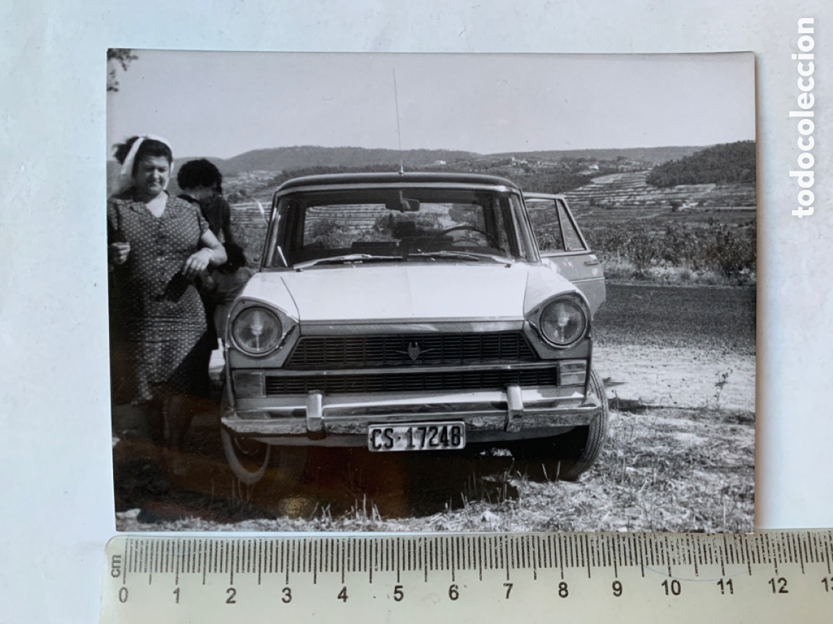 Fotograf&iacute;a antigua: FOTO. TARDE DE EXCURSION CON EL COCHE SEAT 1500. FOT&Oacute;GRAFO?.