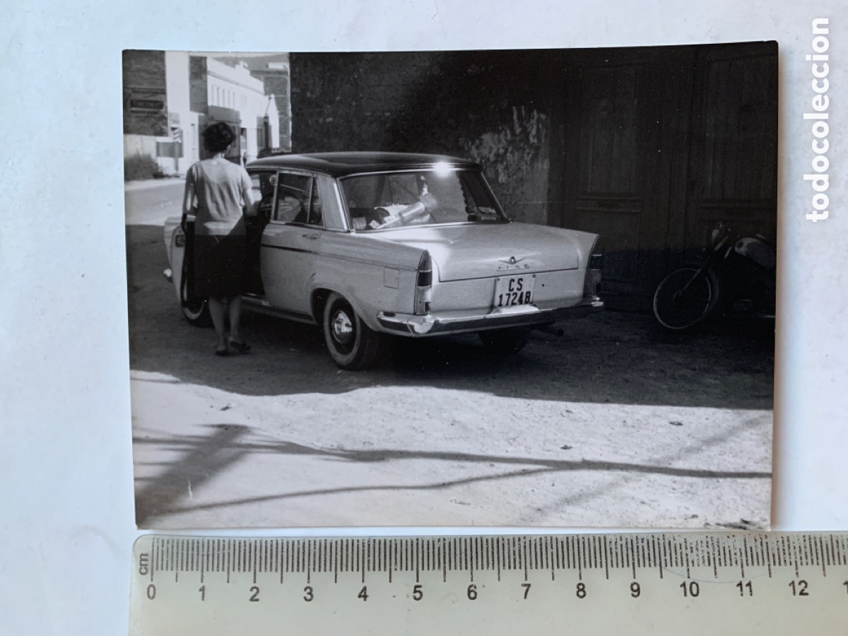 Fotograf&iacute;a antigua: FOTO. EN EL PUEBLO CON EL COCHE SEAT 1500. FOT&Oacute;GRAFO?.