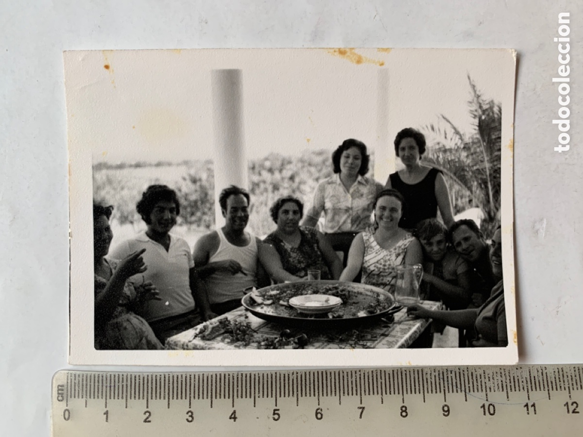 Fotograf&iacute;a antigua: FOTO. NO HAN DEJADO NI UN GRANO DE LA PAELLA. FOTOS GONZALO. MUNICIPIO?. 7 DIC. 1974.