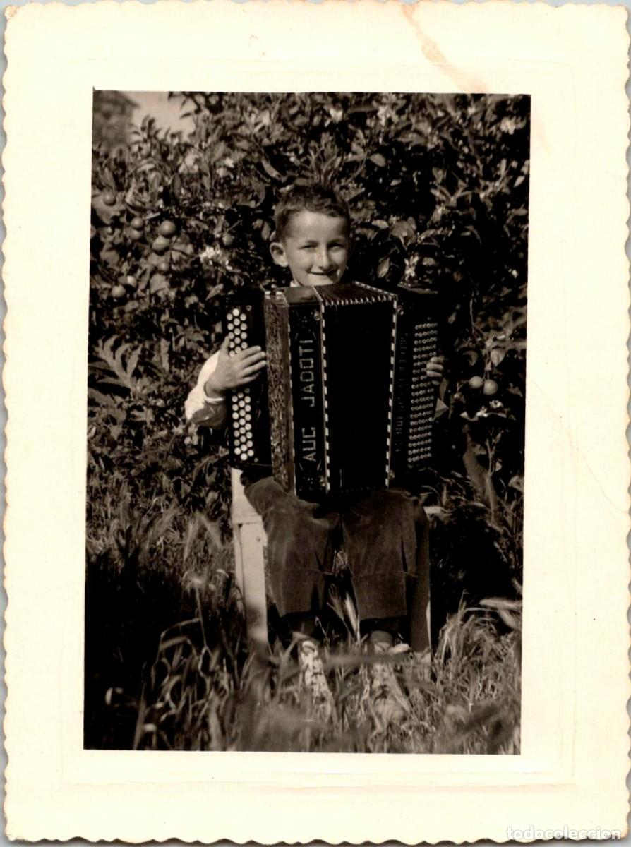 Alte Fotografie: Ni&ntilde;o Sentado Tocando Acorde&oacute;n Augusto Jadoti - Peque&ntilde;a Fotograf&iacute;a Francesa - 108x81mm