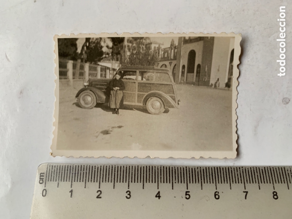 Fotografia antiga: FOTO. FORD B? MADERA. WODDIE. 3 PUERTAS. FOT&Oacute;GRAFO?.