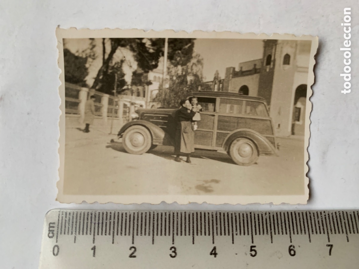 Fotografia antiga: FOTO. ABUELA Y NIETO JUNTO AL FORD B? WODDIE. 3 PUERTAS. COCHE DEL PADRE. FOT&Oacute;GRAFO?.