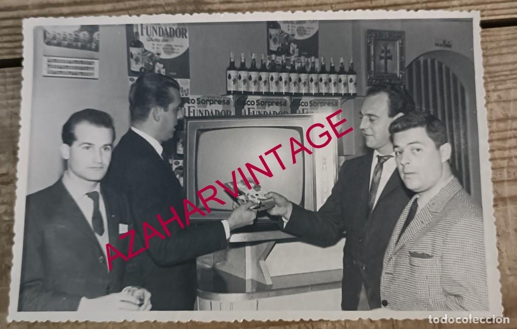 Fotograf&iacute;a antigua: ANTIGUA FOTOGRAFIA, SORTEO DE UN TELEVISOR, BRANDY FUNDADOR, RARA,170X110MM