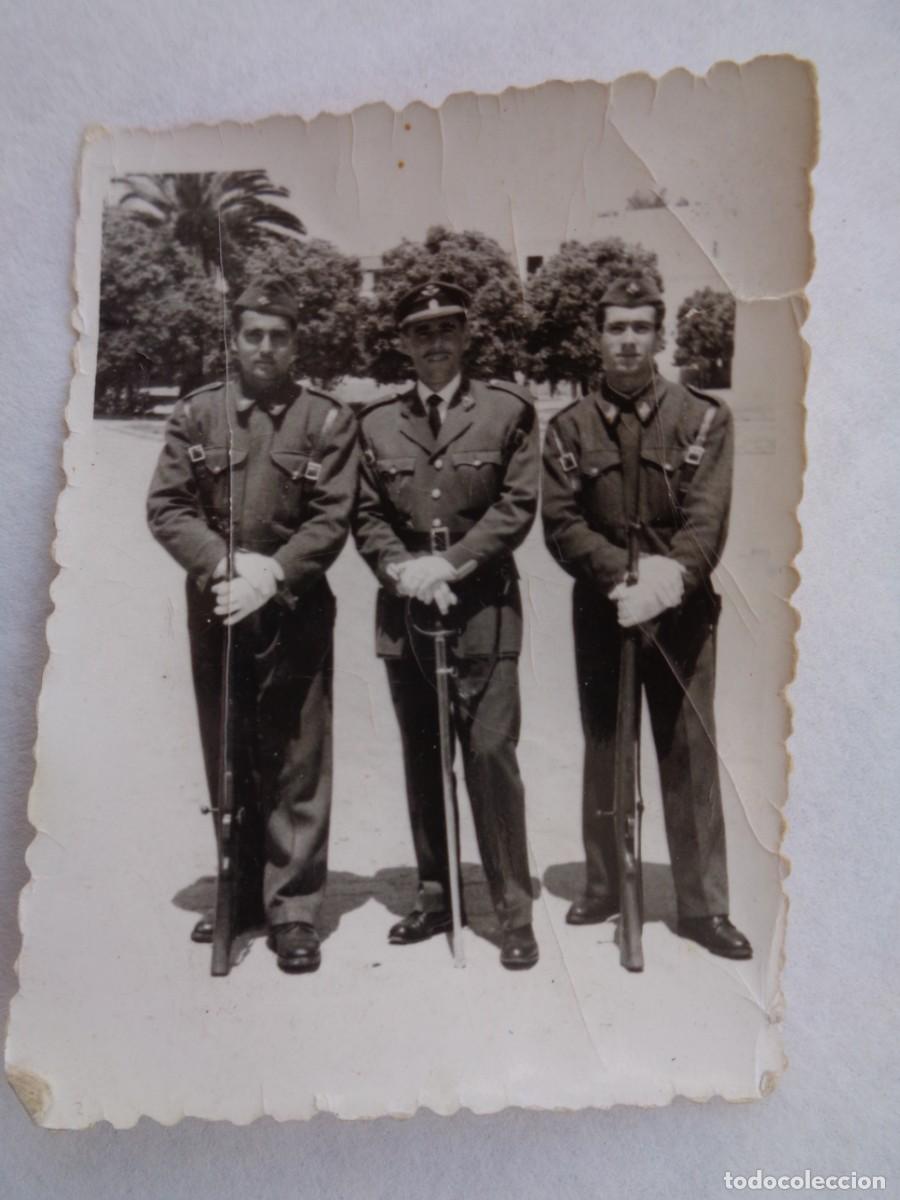 Fotograf&iacute;a antigua: AVIACION : FOTO DE MILITARES DEL EJERCITO DEL AIRE CON MAUSER Y BRIGADA CON SABLE, 1960