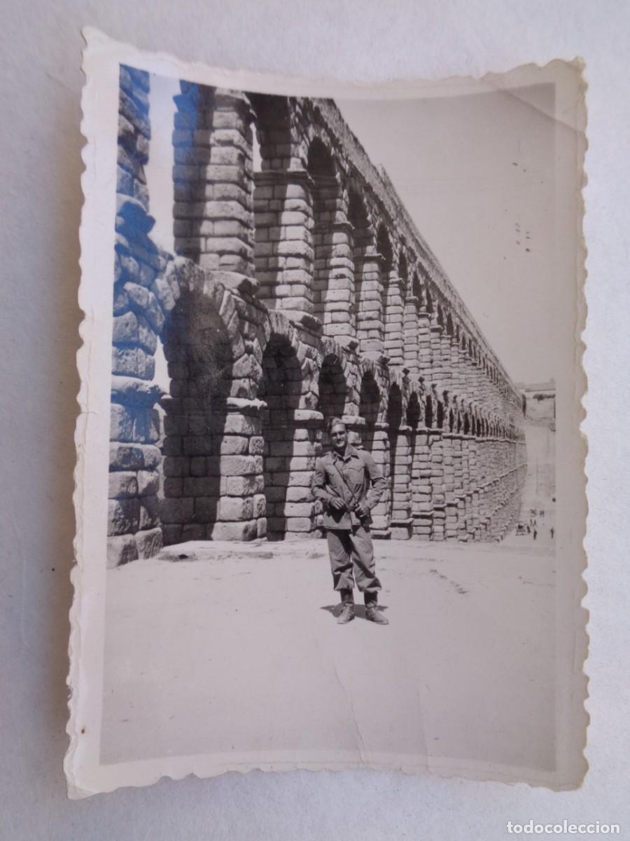 Fotografia antiga: FOTO DE MILITAR POSANDO CON ACUEDUCTO DE SEGOVIA AL FONDO. A&Ntilde;OS 40