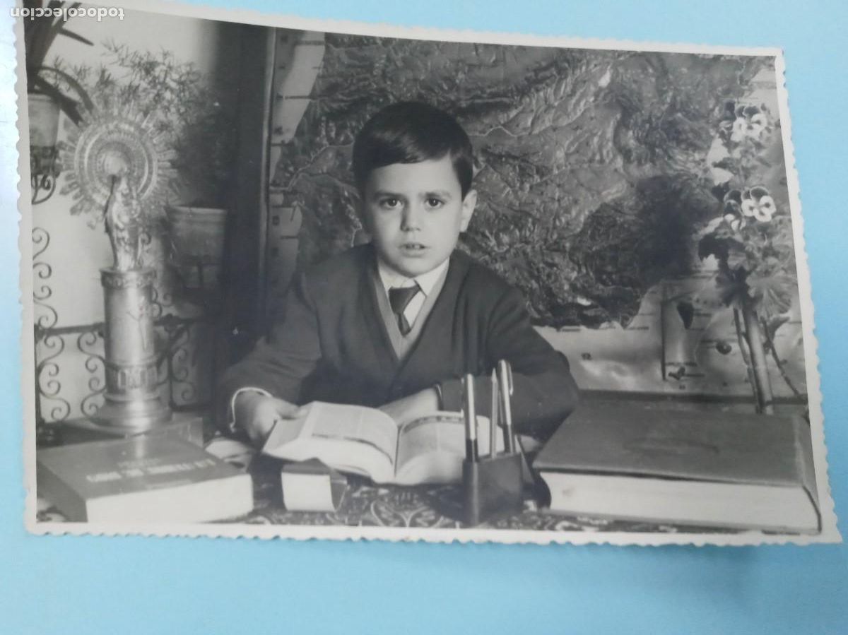 Fotograf&iacute;a antigua: FOTO ESCOLAR : NI&Ntilde;O CON LIBRO E IMAGEN DE LA VIRGEN DEL PILAR. TROQUELADA DE 11 X 17 CM