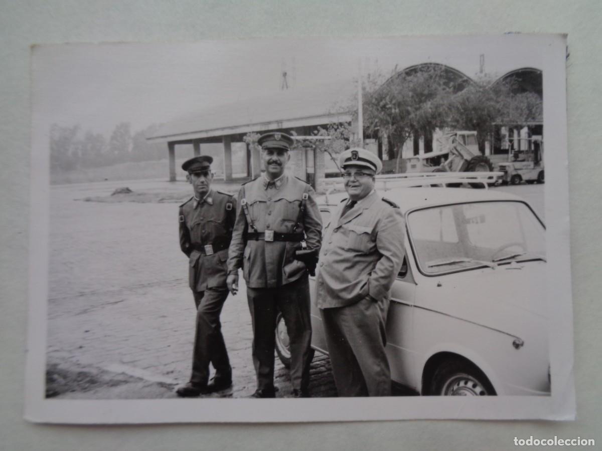 Fotograf&iacute;a antigua: FOTO DE OFICIAL DE LA MARINA CON GUARDIA CIVIL FISCAL , COCHE SEAT DE EPOCA Y GUARDIA CONDUCTOR